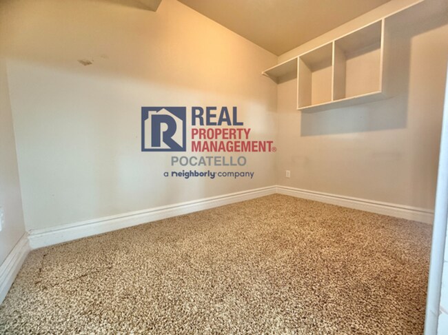 Building Photo - 3 bed 2.5 bath 2 car garage house - pets negotiable