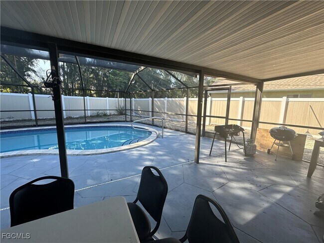 Building Photo - 2330 SE 8th Terrace