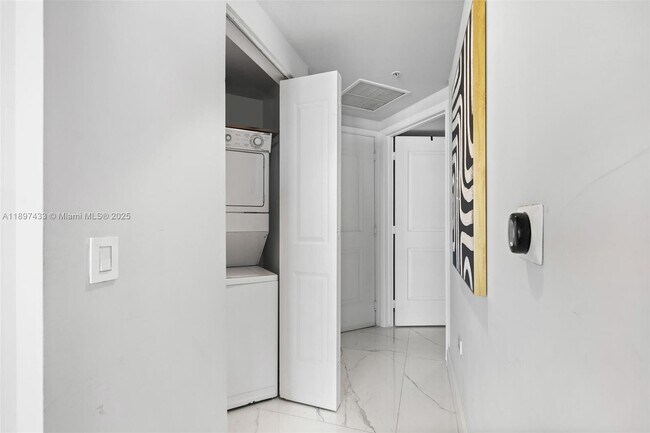 Building Photo - 480 NE 30th St