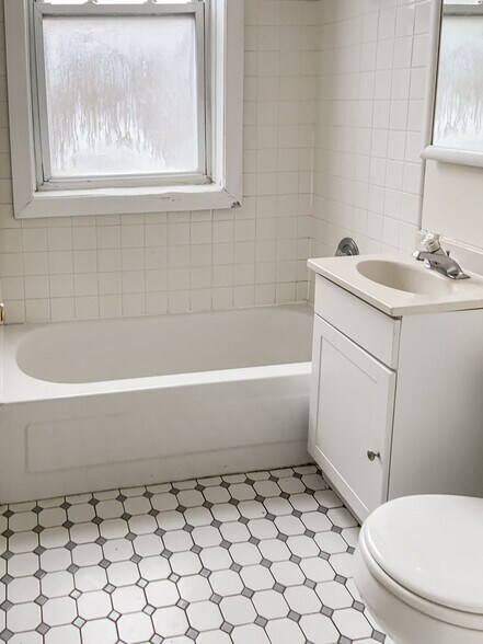 Building Photo - 2327 N Southport Ave