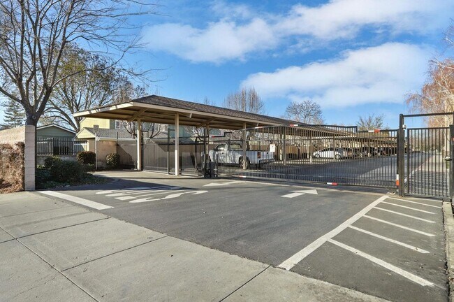 Building Photo - 565 Peerless Way