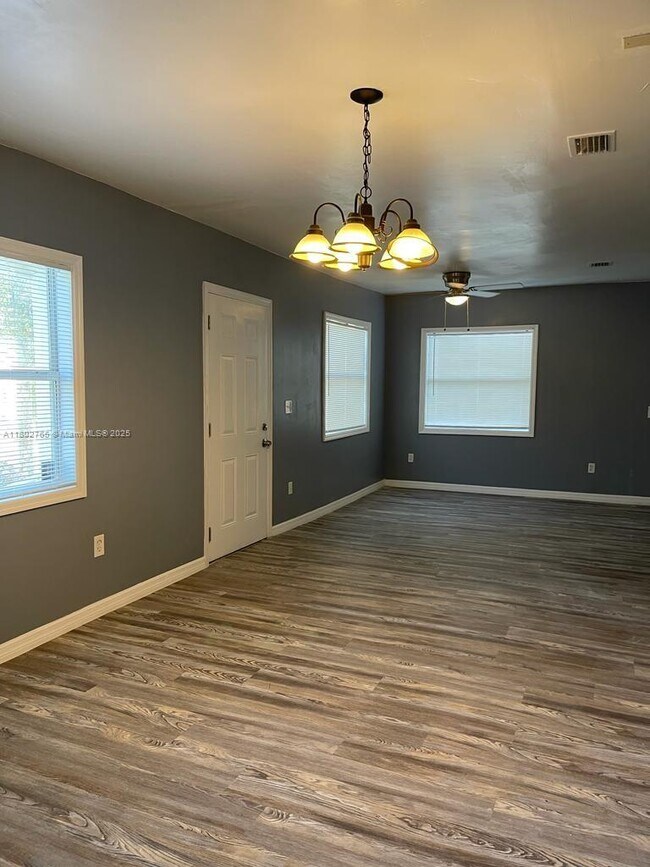 Building Photo - 2524 Hiland St