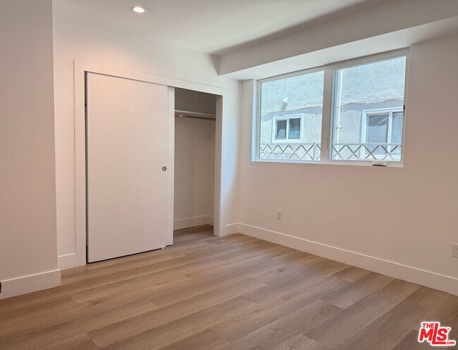 Building Photo - 914 7th St