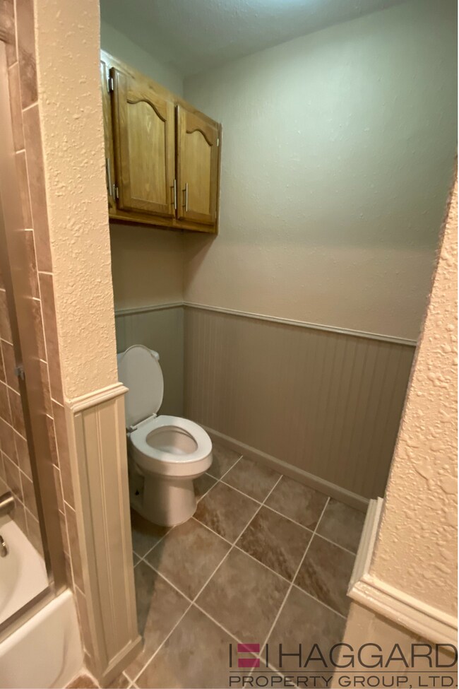 Building Photo - Rare 3-bed,2-bath, 1-story half duplex rec...