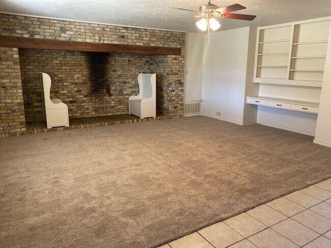 Building Photo - 3 BEDROOM HOUSE WITH CHARACTER!