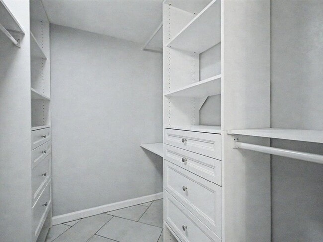Building Photo - Charming 2 Bed / 2 Bath Downstairs Unit with Great Amenities!