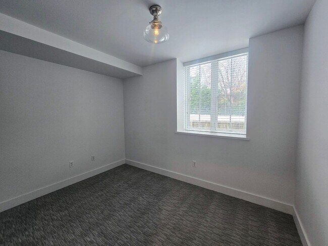 Building Photo - 1815 Main St