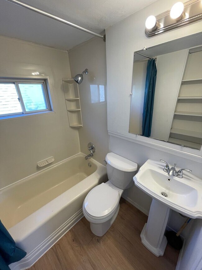 Building Photo - 402 N 6th Ave