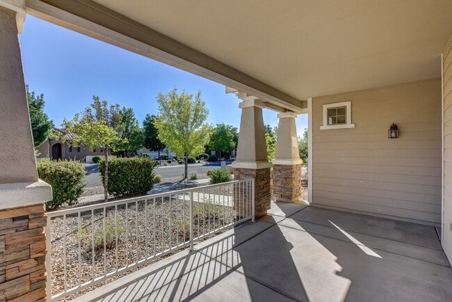 Building Photo - Upgraded 3 bed 2 bath StoneRidge Beauty!
