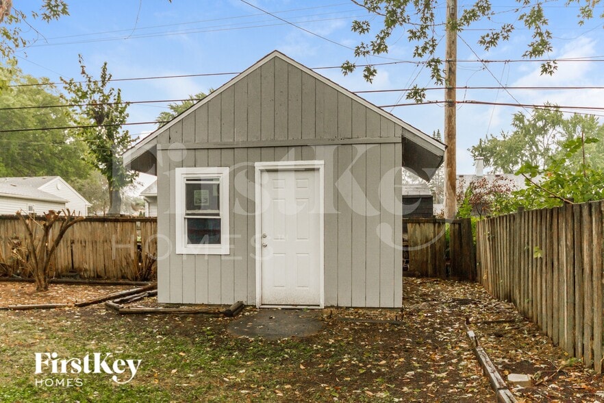 Building Photo - 439 W Margaret Terrace