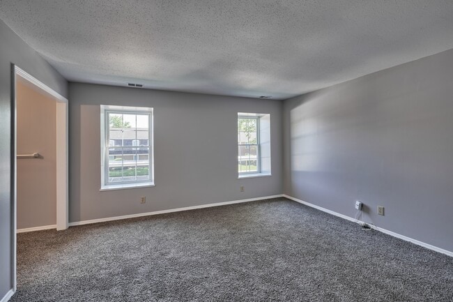 Building Photo - 922 Hoover Village Dr