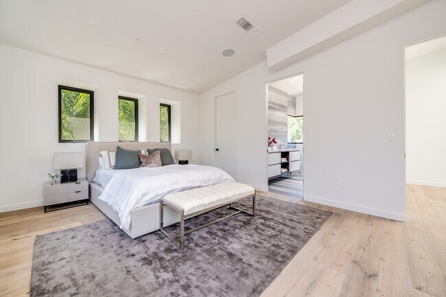 Building Photo - 370 N San Vicente Blvd