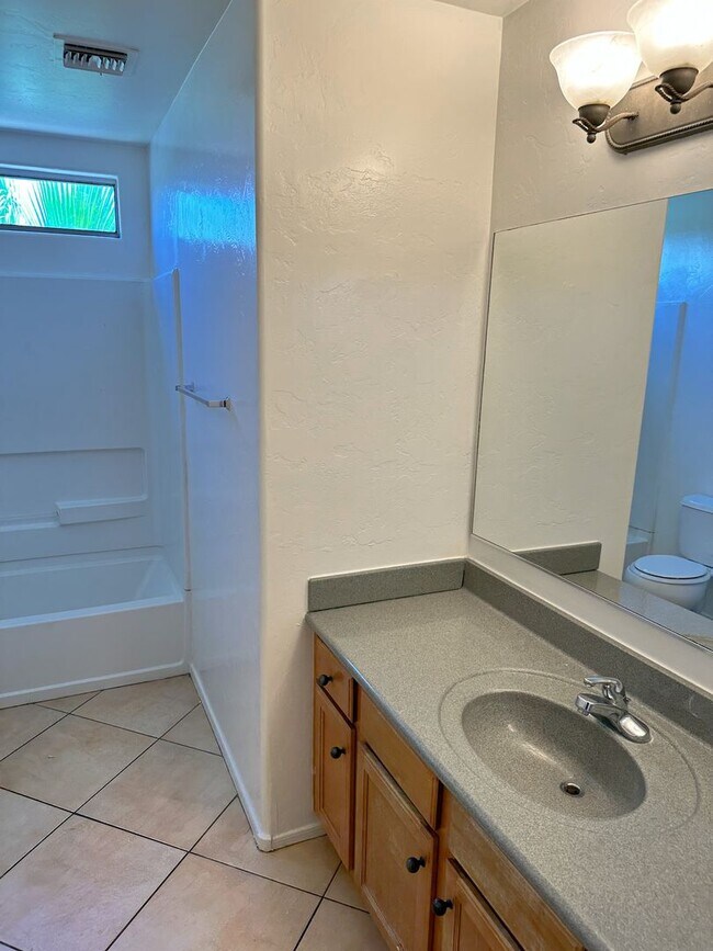 Building Photo - Large 4 bedroom home with Den - Corner lot...