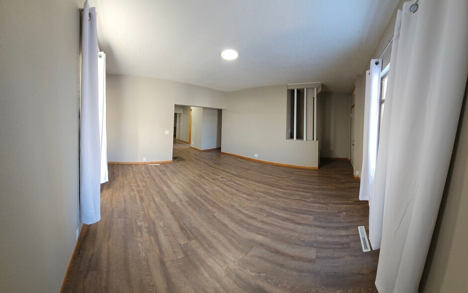 living room - 506 Bay St