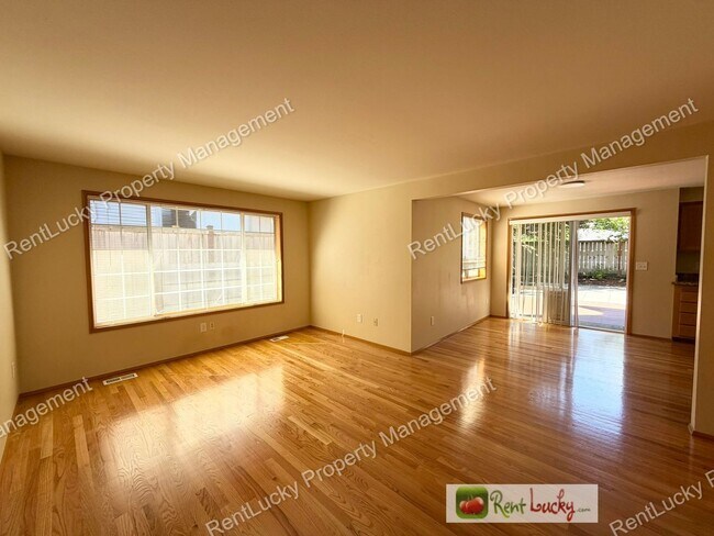 Building Photo - GORGEOUS 3 Bedroom Home in NE Tacoma! Spacious Yard, Beautiful Kitchen, and More!