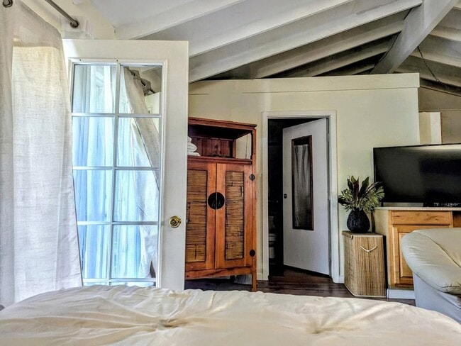 Building Photo - 1120 Maohu St