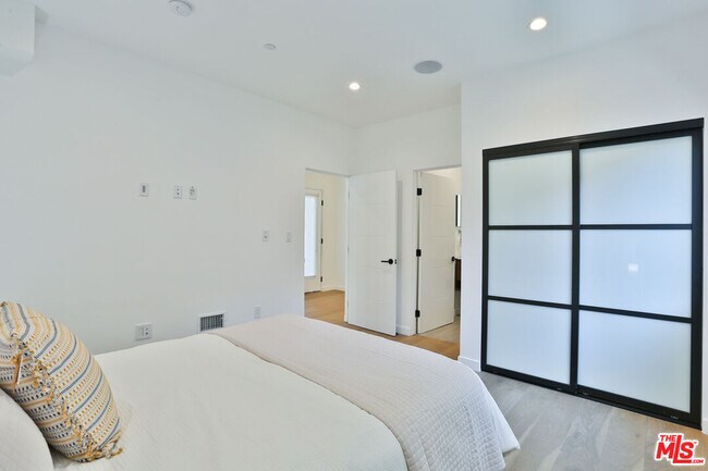 Building Photo - 1622 S Mansfield Ave