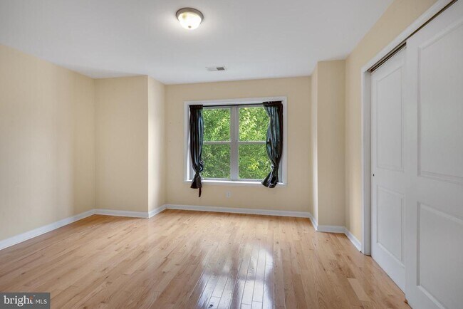 Building Photo - 2464 Frankford Ave