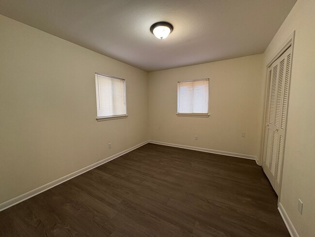 Building Photo - Beautiful 3 bedroom/2 bath with Garage and Central Air & Heat!