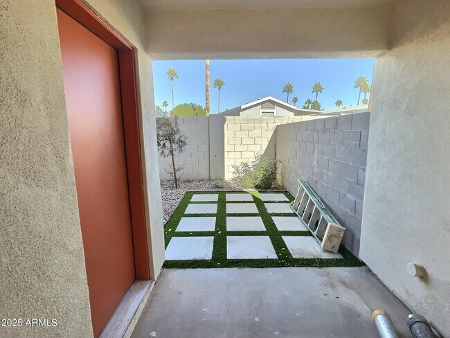 Building Photo - 2502 E Paradise Ln