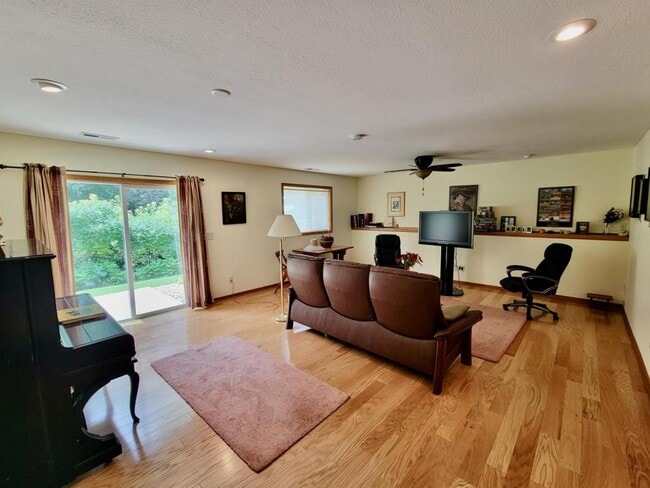 Building Photo - 29622 Gateway Ave