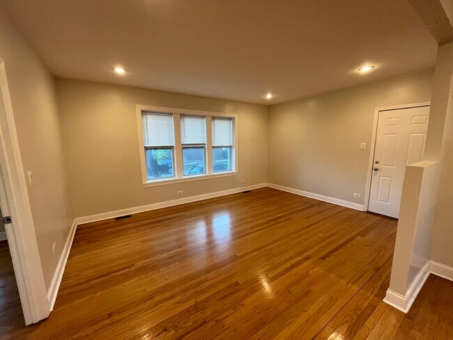 Building Photo - 3422 W Waveland Ave