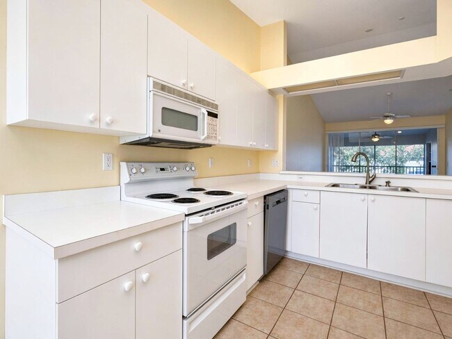 Building Photo - North Naples Condo for Rent- 2 Bedroom in Piper's Grove