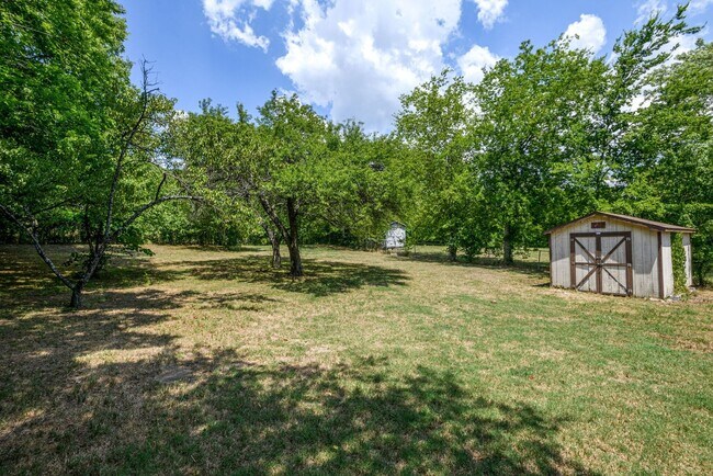 Building Photo - Newly Updated Home Just Minutes From Downt...