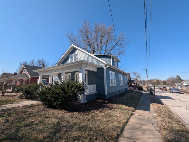 Building Photo - Beautiful 4 Bedroom/ 2 Bath/ 1 Car Garage