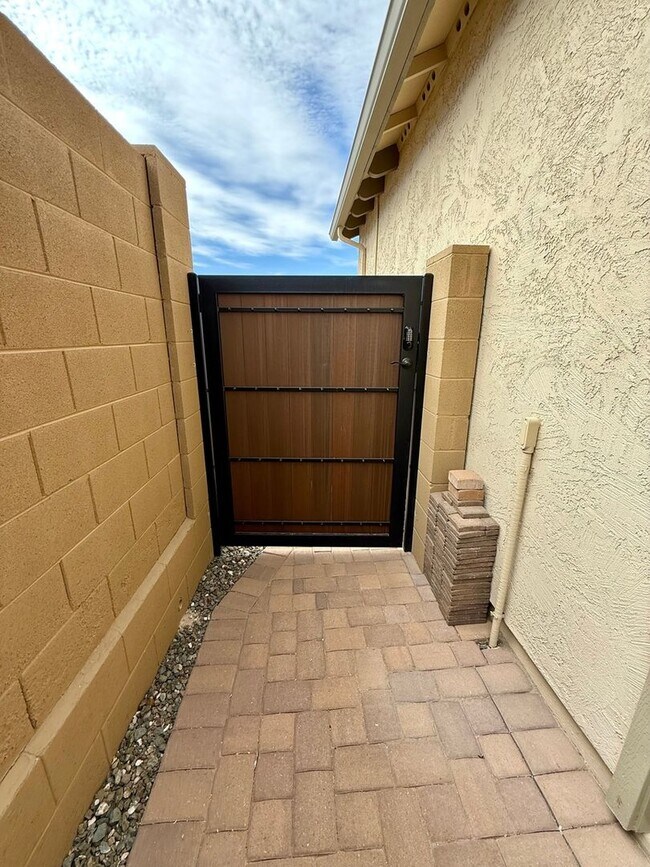 Building Photo - 1708 W Oberlin Way