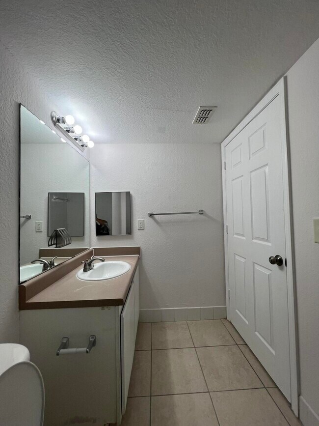 Building Photo - 161 SW Palm Dr