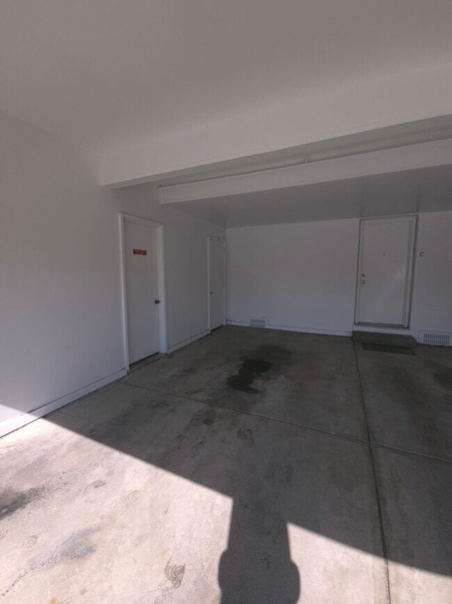 Building Photo - 2 Bedroom Oasis With Covered Parking