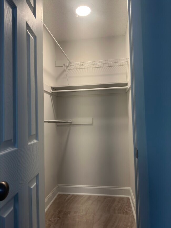 Building Photo - Beautifully Remodeled 4Bed/2.5Bath Townhome