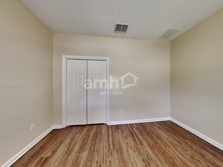 Building Photo - 10264 Lancashire Dr E