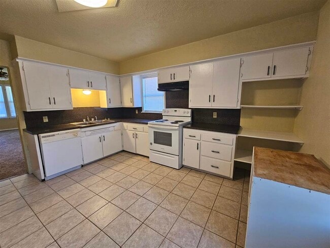 Building Photo - 909 NW Bell Ave