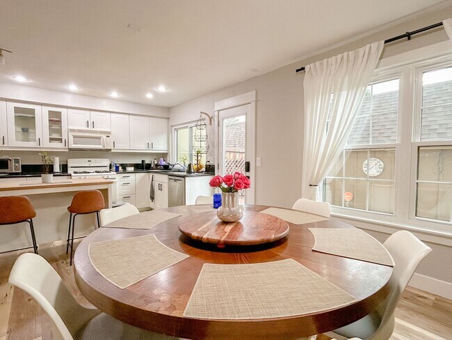 Building Photo - Townhome in the Cherry Creek School District!