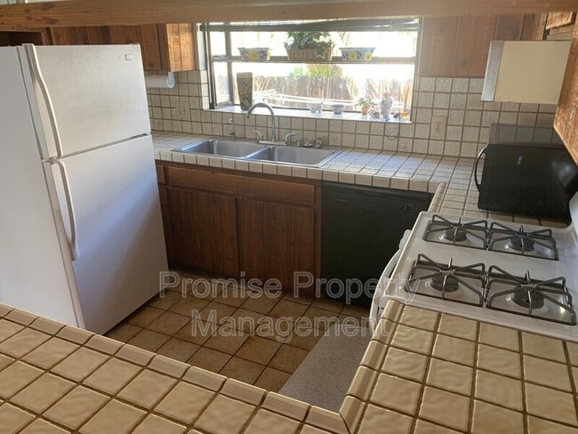 Building Photo - 934 S Myers St