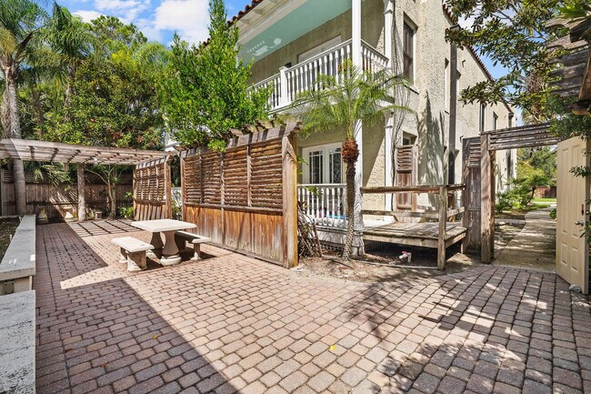Building Photo - 211 Arpieka Ave