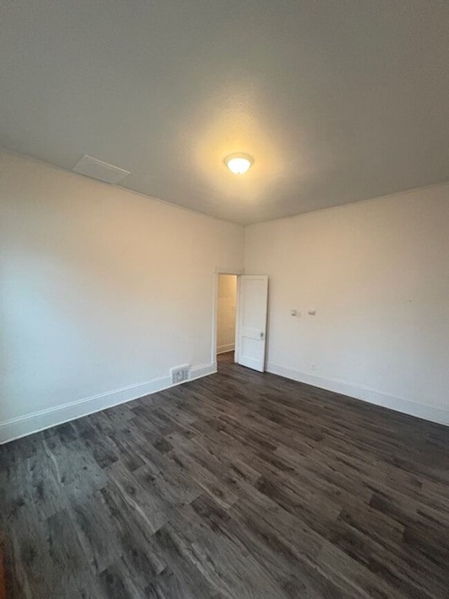 Building Photo - 723 W Armstrong Ave