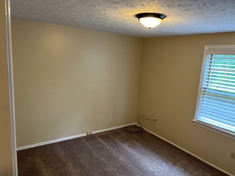 1st Bedroom - 406 Hickory Cir