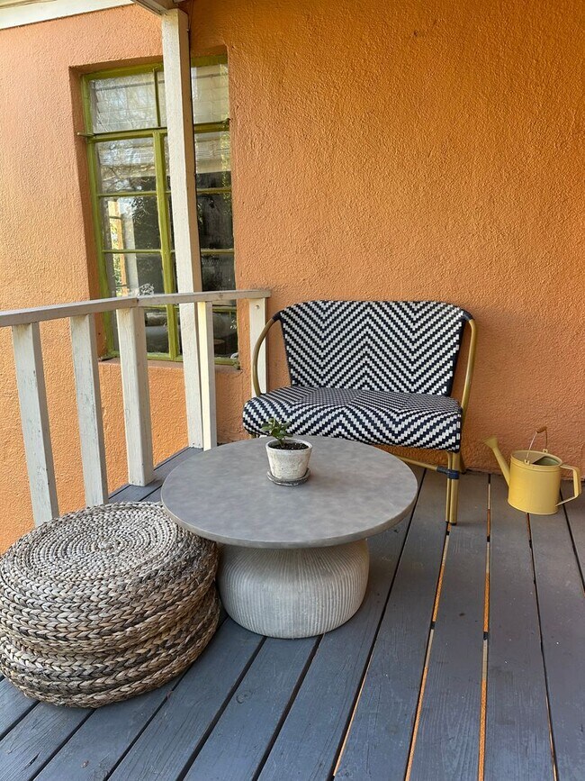 Building Photo - F28