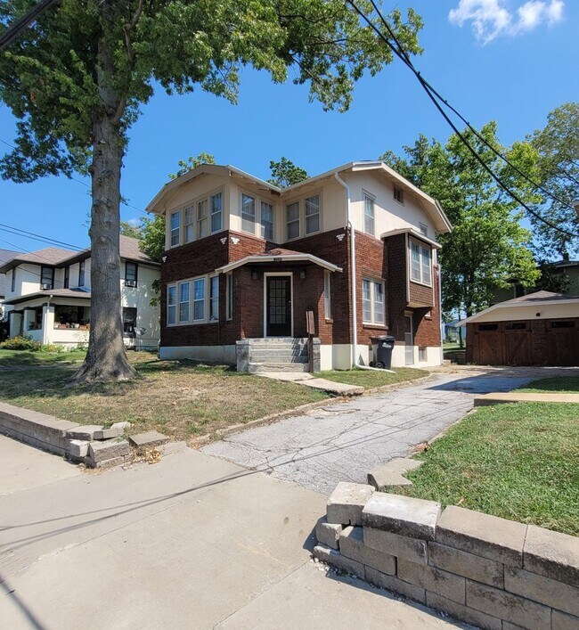 Building Photo - Charming home DOWNTOWN, steps from Columbia College