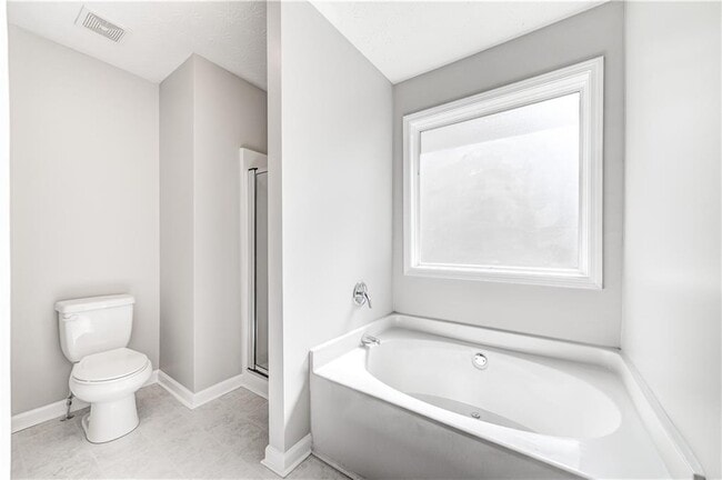 Building Photo - 4768 Sylvan St