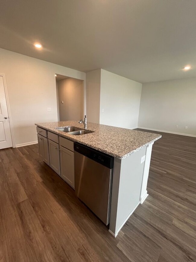 Building Photo - 3 Bedroom Home in Waterside Community of S...