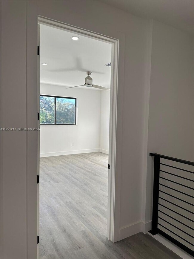 Building Photo - 4625 SW 32nd Ave