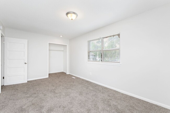 Building Photo - Remodeled & Updated 2 Bedroom Duplex Unit!