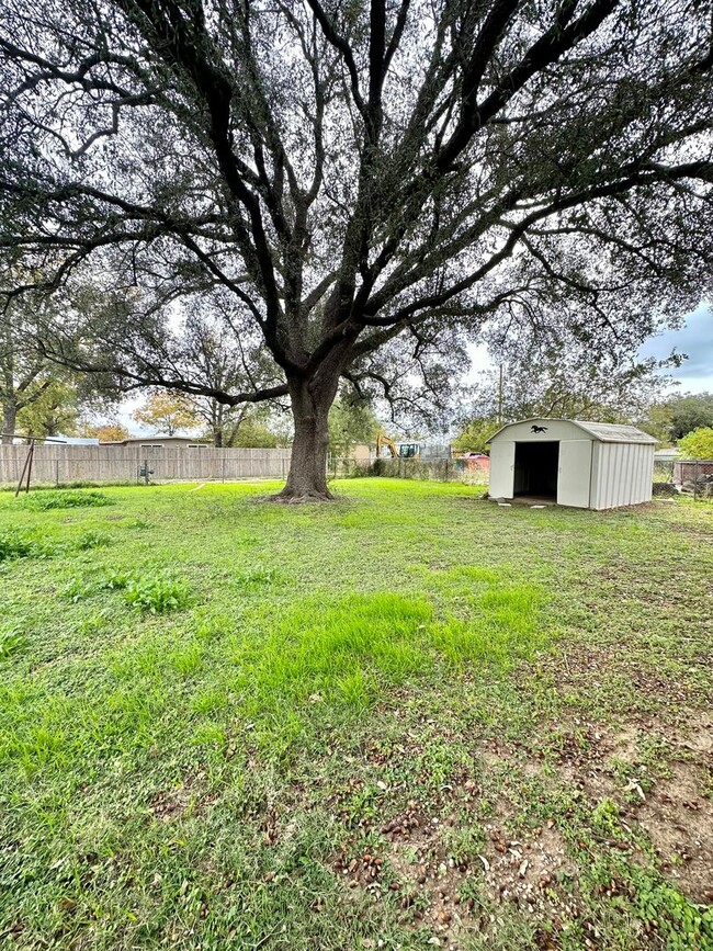 Building Photo - Now Available - Cozy 3-Bedroom Home w/ Ful...