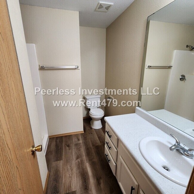 Building Photo - 844 Lariat St