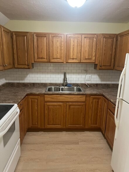 Building Photo - 48 Hobart Ln