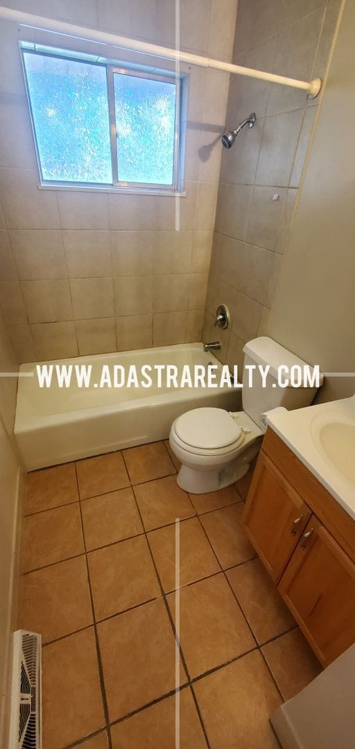 Building Photo - Spacious Shawnee Duplex-Available in SEPTE...